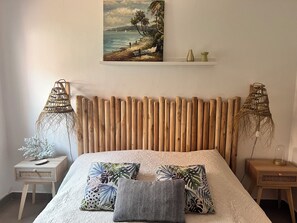 2 slaapkamers, een strijkplank/strijkijzer, reisbedje