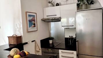 Een koelkast, een microgolfoven, een oven, een kookplaat