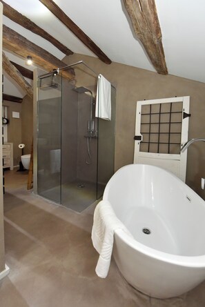 Douche, sĂšche-cheveux, bidet, serviettes fournies