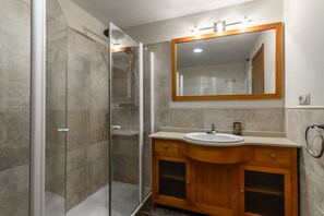 Shower, hair dryer, towels - El Rincon del Golf III - Isla Canela Golf GRHIII6P6 (Isla Canela)
