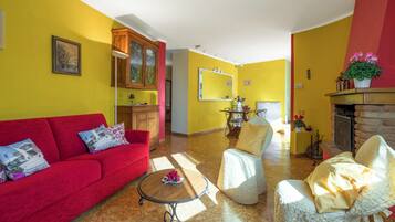 Apartemen, pemandangan bukit | Area keluarga | Televisi 32-inci dengan saluran TV kabel dan meja tenis meja