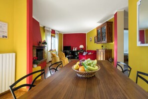 A dining area with a wooden table, chairs, and a fruit basket. - Bellavista Tuscany Apt Panoramic Terrace (Lamporecchio)