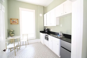 Micro-ondes, cafetière/bouilloire, grille-pain