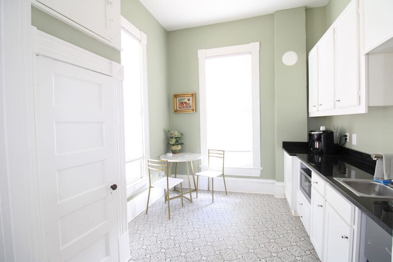 Mikrobølgeovn, kaffetrakter/tekoker, brødrister og kjøkkenutstyr