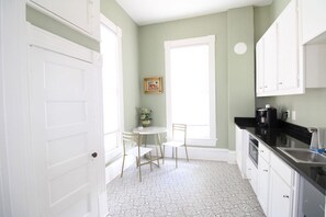 Micro-ondes, cafetière/bouilloire, grille-pain