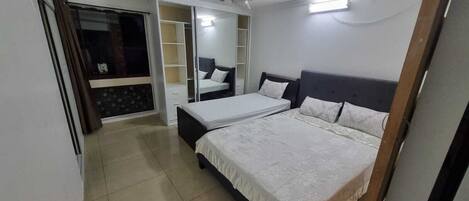 2 habitaciones, tabla de planchar con plancha, wifi y ropa de cama