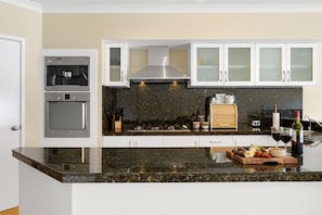 Fridge, microwave, oven, stovetop - On the Canal in Halls Head (Halls Head)