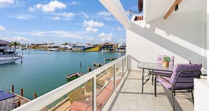 On the Canal in Halls Head