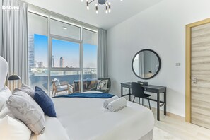 Apartamento luxo, 1 quarto, sacada | 1 quarto, cofres nos quartos, escrivaninha