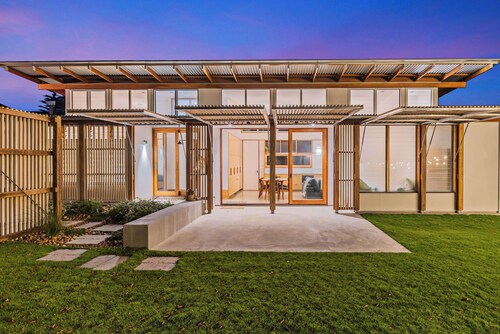 Architectural Oasis in Moffat Beach