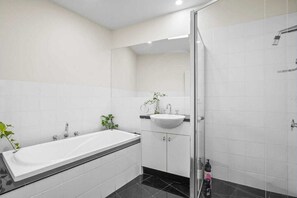 Hair dryer, soap, toilet paper - Comfy 3-bedroom building in St Kilda with fitness room, WiFi (Saint Kilda)