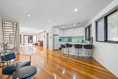 Comfy 3-bedroom building in St Kilda with fitness room, WiFi
