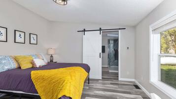 3 bedrooms, desk, iron/ironing board, travel crib