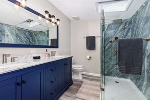 Dusj, hårføner og håndklær