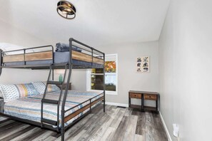 3 habitaciones, escritorio y tabla de planchar con plancha 