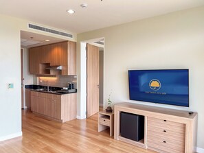 Kaset Suite with Sit and Sip 76 sqm | Cocina básica privada | Frigorífico pequeño y cafetera o tetera