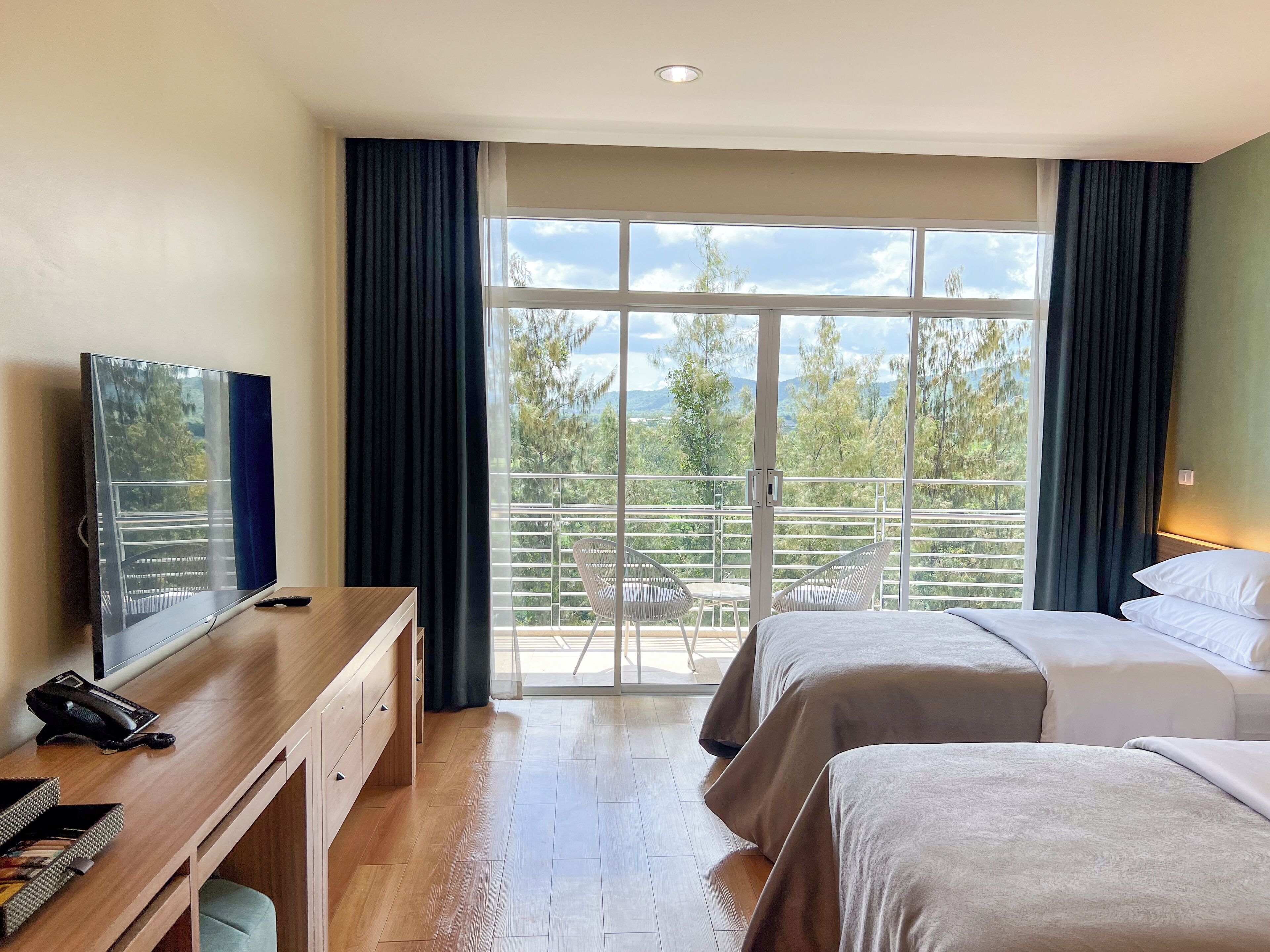 Minibar, caja de seguridad en la habitación y escritorio 