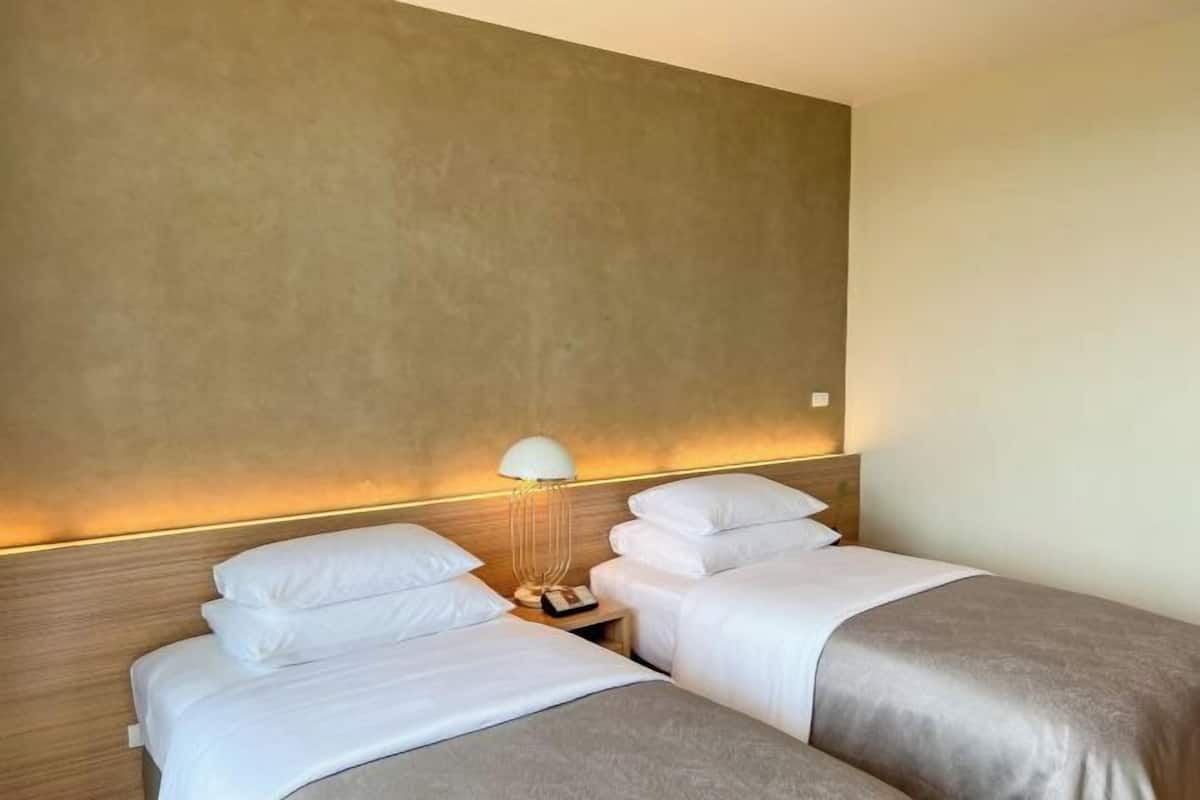 Minibar, pengeskab på værelset, skrivebord, mørklægningsgardiner
