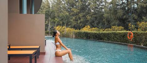 Una piscina al aire libre