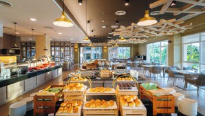 Un espace buffet proposant une variété de plats et différents types de sièges.