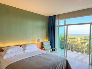 Kaset Suite with Sit and Sip 76 sqm | Minibar, safe på rommet, skrivebord og blendingsgardiner