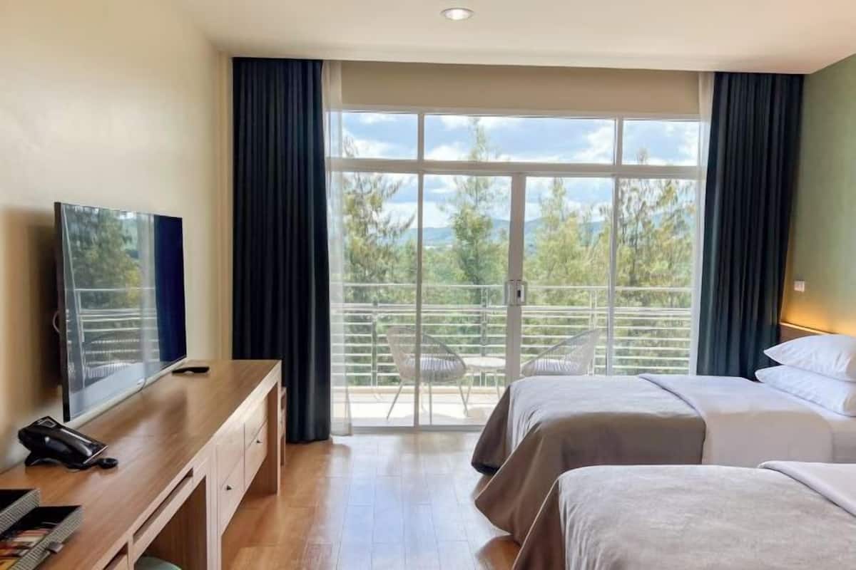Minibar, pengeskab på værelset, skrivebord, mørklægningsgardiner
