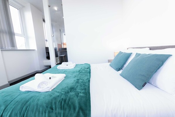 1 bedroom, desk, iron/ironing board, WiFi - Central Blackburn Contemporary 1 Bedroom Apartment (Blackburn)