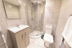 Douche, sèche-cheveux, serviettes fournies