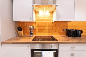 Een koelkast, een microgolfoven, een oven, een kookplaat