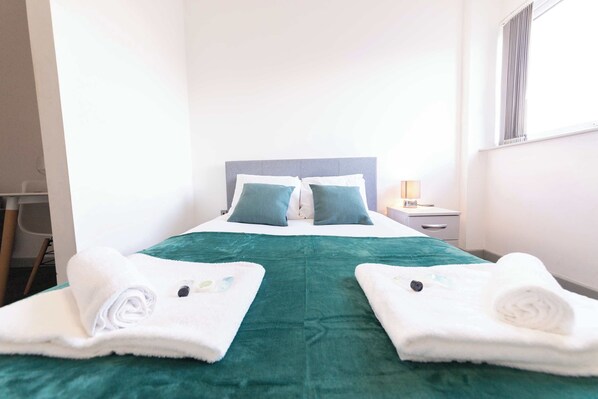 1 slaapkamer, een bureau, een strijkplank/strijkijzer, wifi