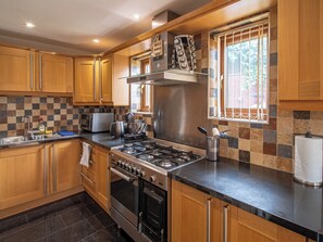 Villa | Privékeuken | Een koelkast, een microgolfoven, een oven, een kookplaat