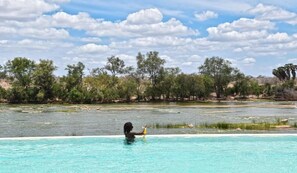 Außenpool, Sonnenschirme, Rettungsschwimmer vor Ort