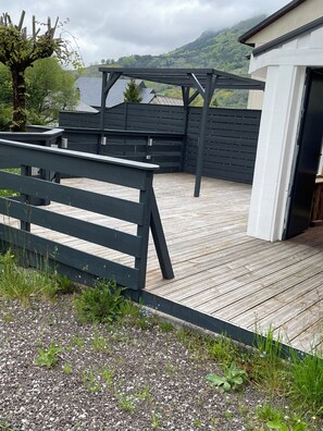 Property grounds - Accommodation. 3 bedrooms. 2 bathrooms. Sleeps 6/7. Private garage. (Mont-Dore)