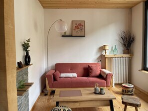 TV, books - Accommodation. 3 bedrooms. 2 bathrooms. Sleeps 6/7. Private garage. (Mont-Dore)