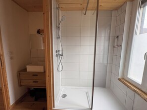 Douche, sĂšche-cheveux, papier toilette
