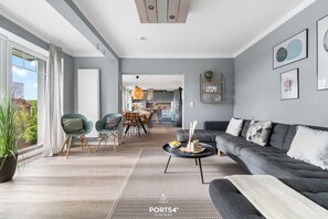 Télévision, cheminée, table de tennis de table