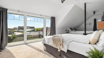 4 bedrooms, travel crib, free WiFi