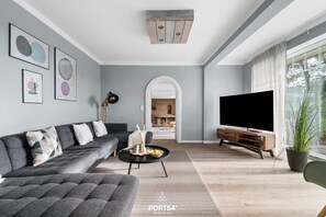 Télévision, cheminée, table de tennis de table