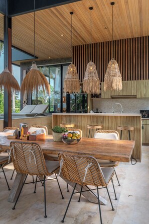 Lyxvilla - uteplats - utsikt mot poolen | Matsal