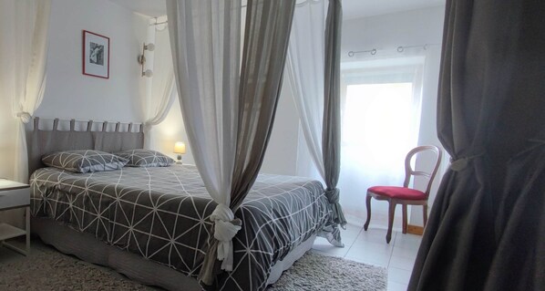 1 quarto, ferros/tábuas de passar roupa, berço de viagem