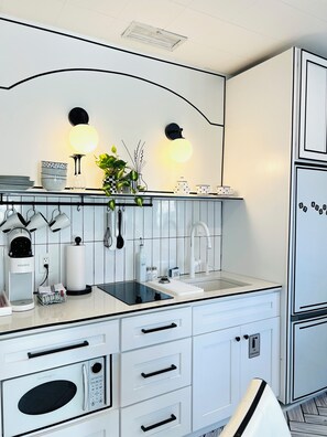 Frigorífico, microondas, placa de cocina y cafetera o tetera