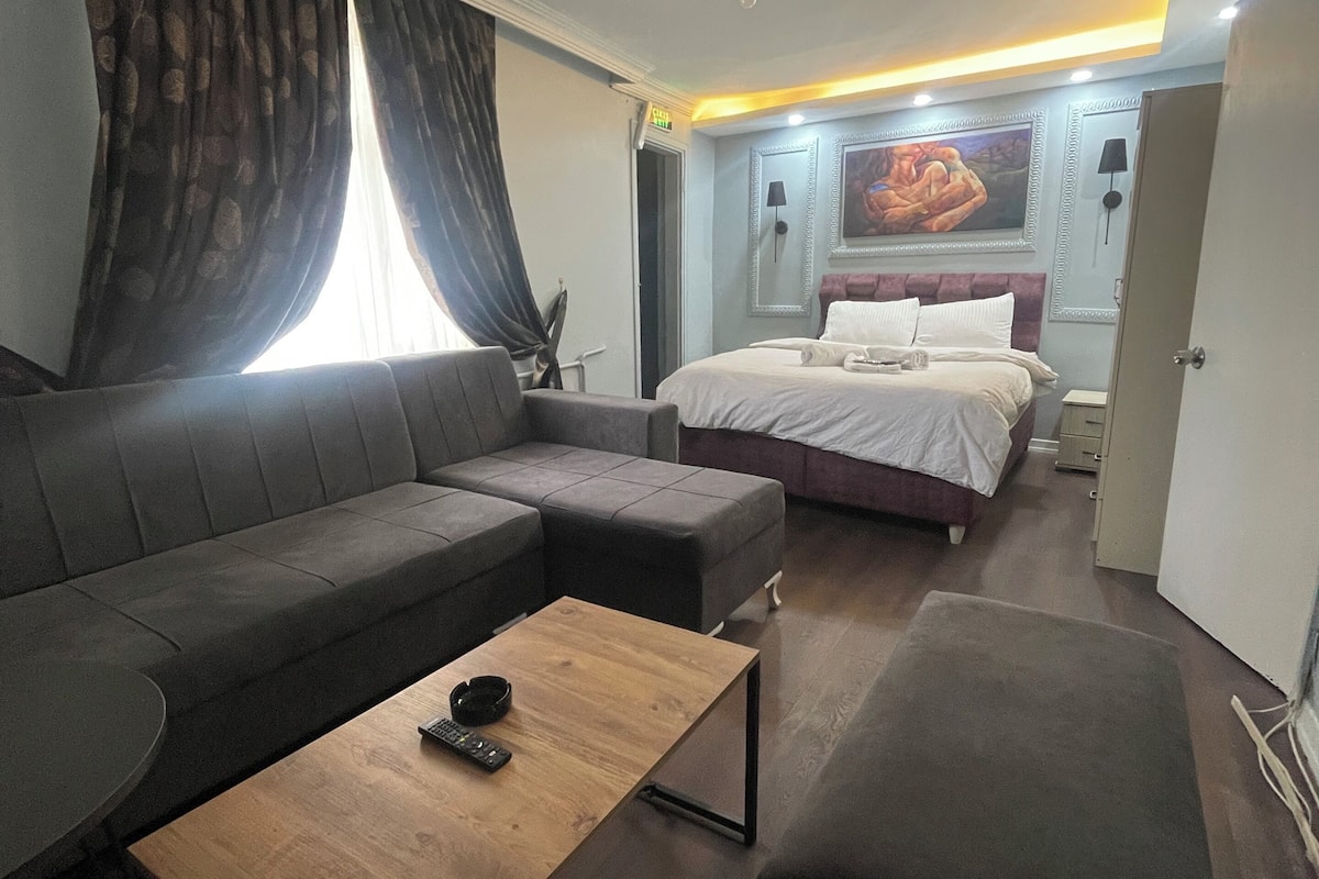 Laptop workspace, soundproofing, iron/ironing board, free WiFi