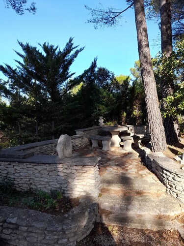 Appartement au calme, sous le grand Cèdre avec vue imprenable sur le Luberon.