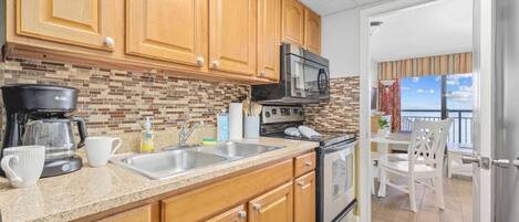 ثلاجة، ميكروويف، فرن، موقد طهي مسطح