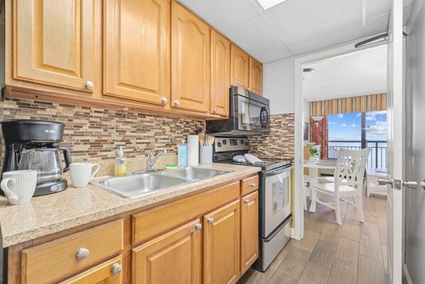 Køleskab, mikrobølgeovn, ovn, kogeplade