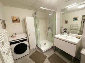 Hair dryer, towels - Charming cottage in Montbazon with terrace, garden, and parking (Montbazon)