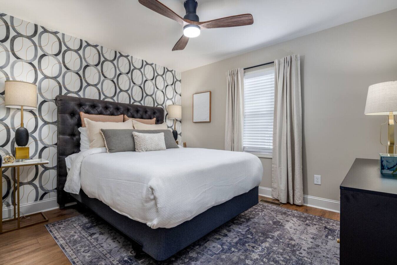 Een bureau, een strijkplank/strijkijzer, reisbedje, wifi