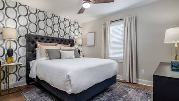 Een bureau, een strijkplank/strijkijzer, reisbedje, wifi