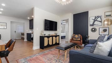 Een smart-tv en een kantoor