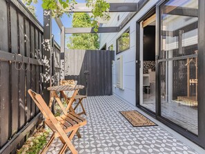 Outdoor dining - Your ultimate tranquil seaside escape! (Tweed)